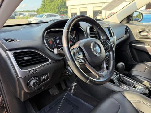 Used 2019 Jeep Cherokee Latitude Plus FWD image 17
