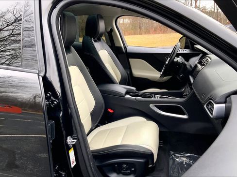 Used 2017 Jaguar F-PACE R-Sport image 7