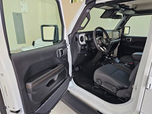 Used 2025 Jeep Wrangler Unlimited Sahara AWD/4WD image 15