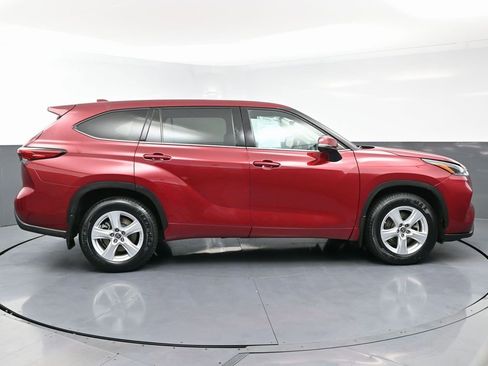 Used 2021 Toyota Highlander LE image 8