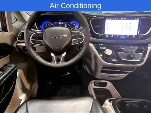 Used 2024 Chrysler Pacifica Touring-L image 11