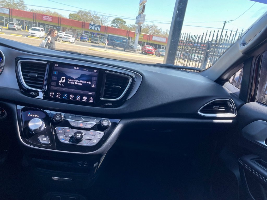 Used 2018 Chrysler Pacifica Touring-L w/ Premium Audio Group FWD image 31