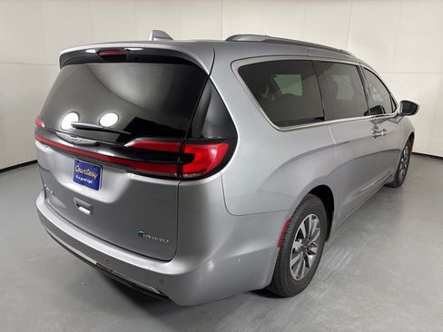 Used 2021 Chrysler Pacifica Touring-L FWD image 8
