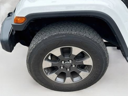Used 2018 Jeep Wrangler Unlimited Sahara w/ Cold Weather Group AWD/4WD image 30