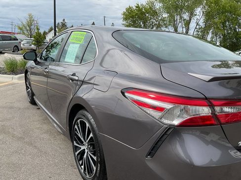 Used 2018 Toyota Camry SE w/ Moonroof Package FWD image 5