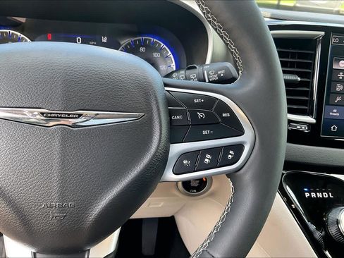 Certified 2024 Chrysler Pacifica Touring-L FWD image 24