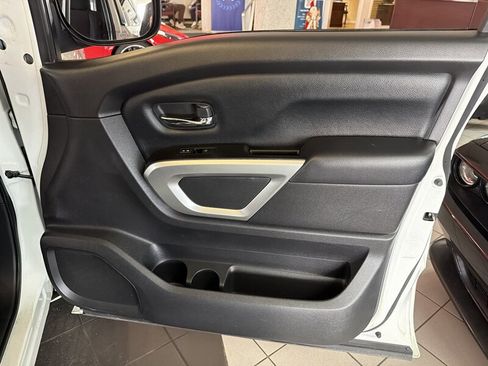Used 2017 Nissan Titan SV image 24