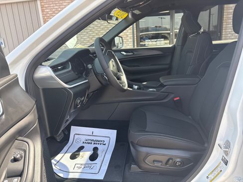 New 2025 Jeep Grand Cherokee Laredo w/ Luxury Tech Group I image 3