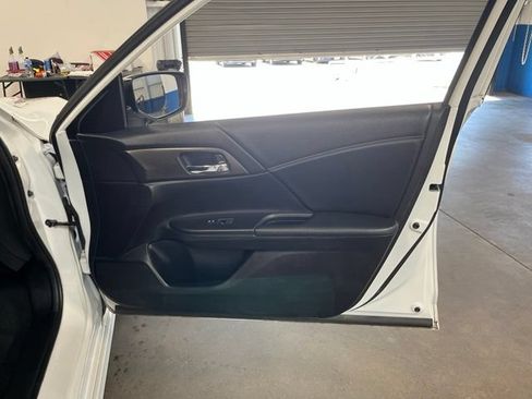 Used 2017 Honda Accord Sport image 12