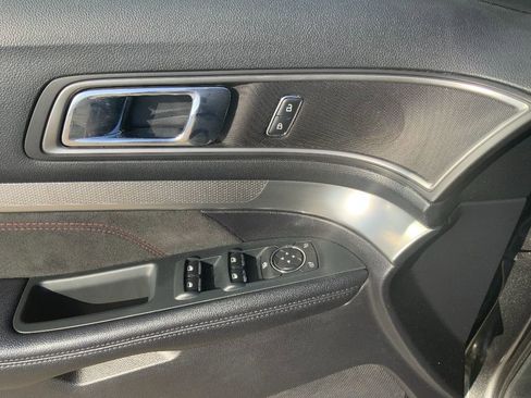 Used 2018 Ford Explorer XLT w/ Equipment Group 202A image 9