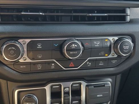 New 2025 Jeep Gladiator Sport image 28