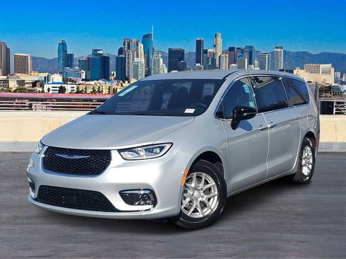 New 2026 Chrysler Pacifica Select image 2