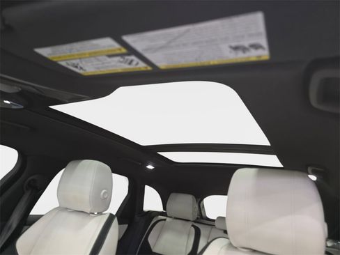 Used 2019 Land Rover Range Rover Velar R-Dynamic SE image 28