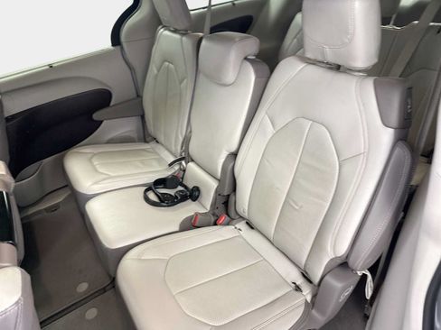 Used 2017 Chrysler Pacifica Touring-L Plus w/ Tire & Wheel Group FWD image 22