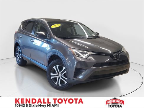 Used 2018 Toyota RAV4 LE image 1