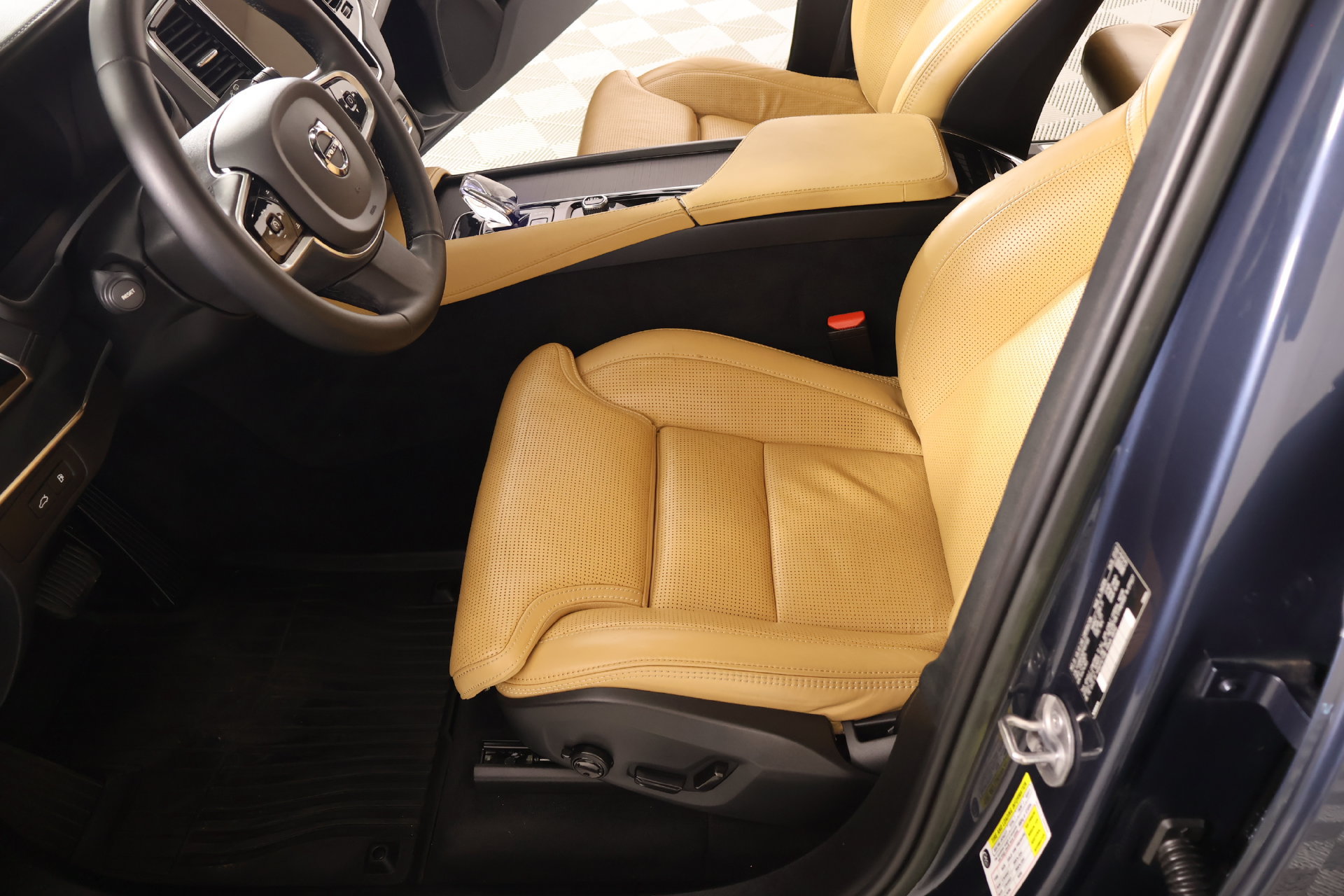 Used 2023 Volvo XC90 T8 Ultimate w/ Lounge Package AWD/4WD image 11