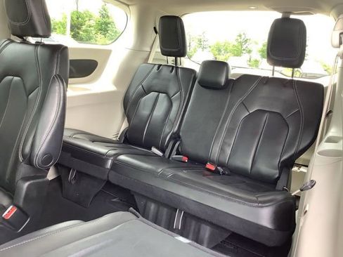 Used 2023 Chrysler Pacifica Touring-L image 21