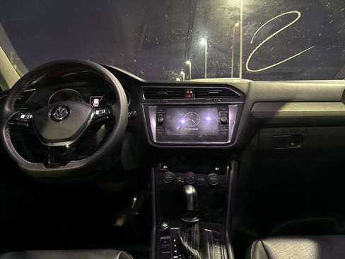 Used 2021 Volkswagen Tiguan SE w/ Panoramic Sunroof Package image 14