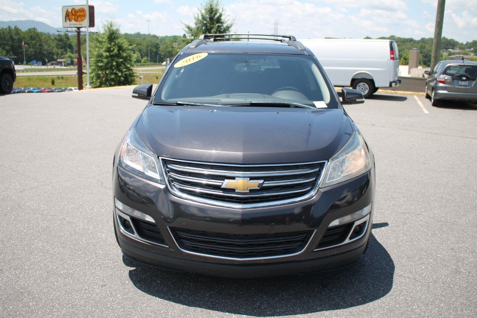 Used 2016 Chevrolet Traverse LT w/ Style and Technology Package FWD image 3