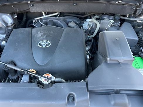 Used 2017 Toyota Highlander XLE image 10