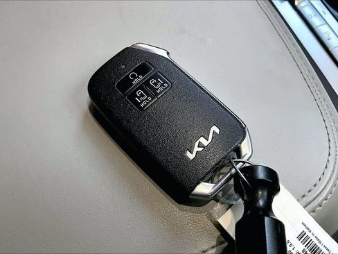 Used 2022 Kia Carnival SX Prestige image 14