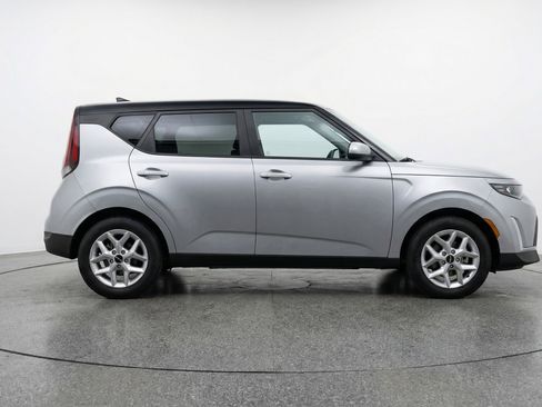 Used 2025 Kia Soul LX w/ LX Technology Package image 11