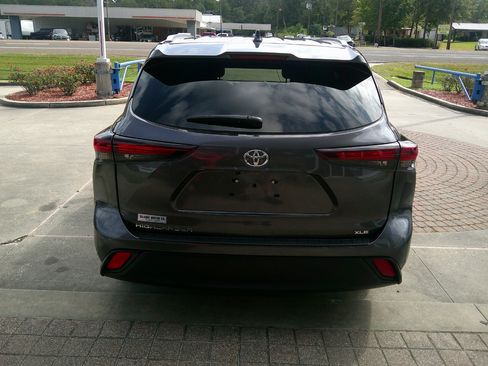 Used 2024 Toyota Highlander XLE image 3
