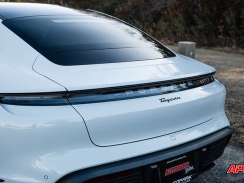 Used 2022 Porsche Taycan image 28