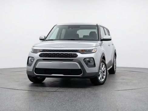 Used 2025 Kia Soul LX w/ LX Technology Package FWD image 2
