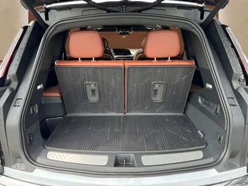 New 2027 Cadillac Vistiq Luxury w/ LPO, Floor Liner Package AWD/4WD image 9