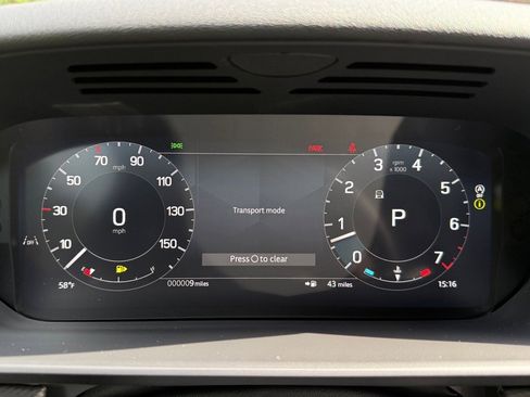 New 2025 Land Rover Discovery Dynamic SE image 16