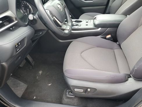 Used 2025 Toyota Highlander LE FWD image 32