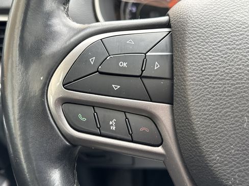 Used 2019 Jeep Cherokee Latitude Plus w/ Comfort/Convenience Group image 17