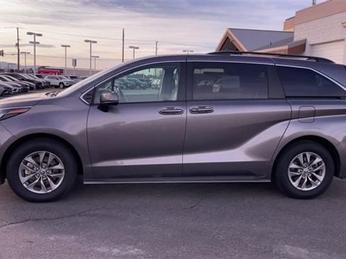 Used 2024 Toyota Sienna LE image 6