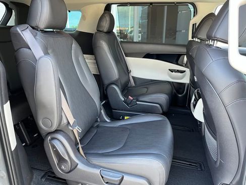 Used 2023 Kia Carnival EX FWD image 22