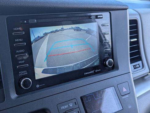 Used 2020 Toyota Sienna LE w/ Carpet Mat Package image 30