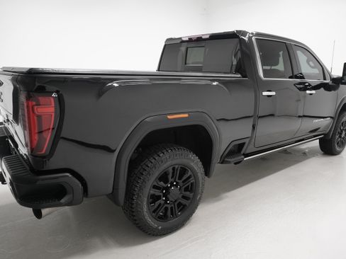 Used 2022 GMC Sierra 3500 Denali w/ Denali Black Diamond Edition AWD/4WD image 4