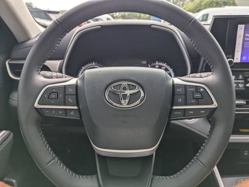Used 2024 Toyota Highlander XLE FWD image 28