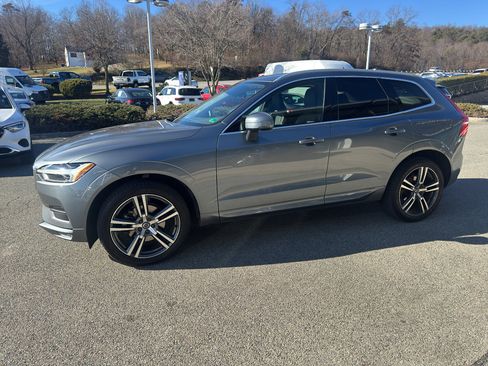 Used 2021 Volvo XC60 T5 Momentum w/ Premium Package image 2