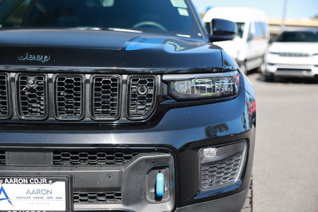 Used 2022 Jeep Grand Cherokee Trailhawk w/ Advanced Protech Group II AWD/4WD image 5