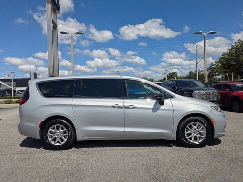Used 2024 Chrysler Pacifica Touring-L FWD image 2