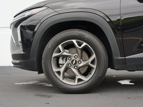 Certified 2025 Chevrolet Trax LT w/ LT Convenience Package FWD image 11