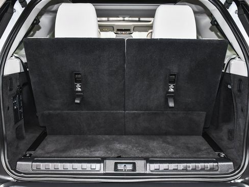 Used 2025 Land Rover Discovery S image 75