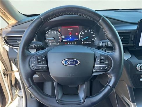 Used 2020 Ford Explorer XLT w/ Equipment Group 202A AWD/4WD image 21