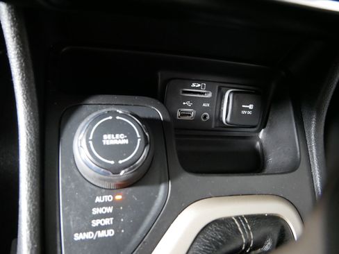 Used 2017 Jeep Cherokee Limited AWD/4WD image 29