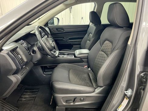 Used 2024 Nissan Pathfinder SV image 19