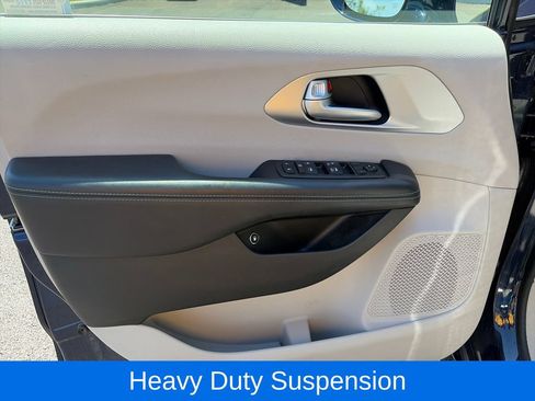 Used 2018 Chrysler Pacifica Touring-L FWD image 18