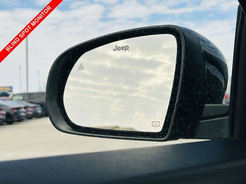 Used 2022 Jeep Compass Limited image 7