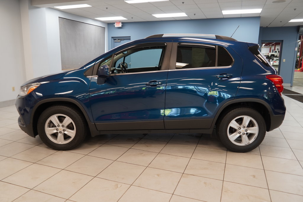 Used 2020 Chevrolet Trax LT w/ LT Convenience Package FWD image 2