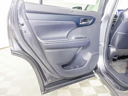 Used 2023 Toyota Highlander XLE image 33